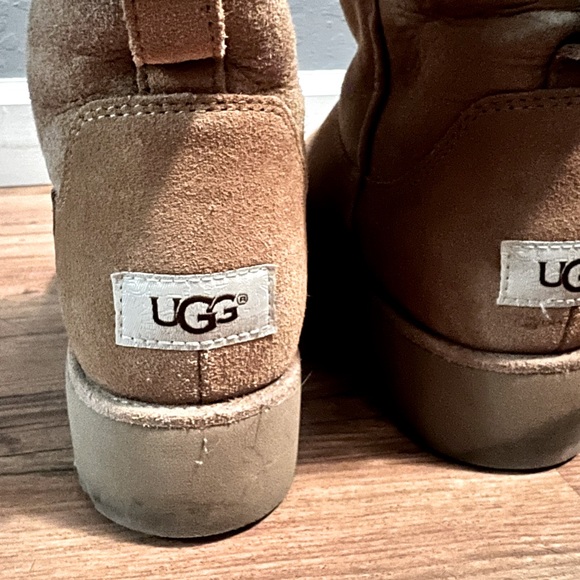 UGGS - Picture 2 of 2